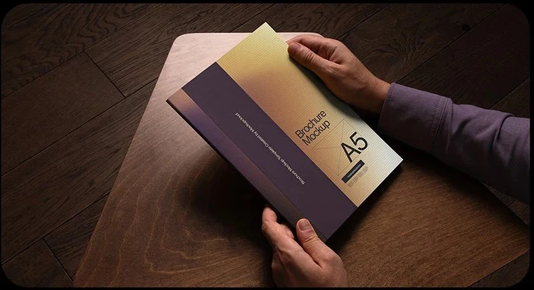 Detalle editorial de una publicación con lenguaje cromático ámbar y violeta