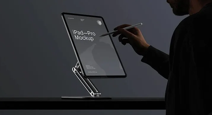 Mockup de tableta gris sobre soporte utilizada con un lápiz digital