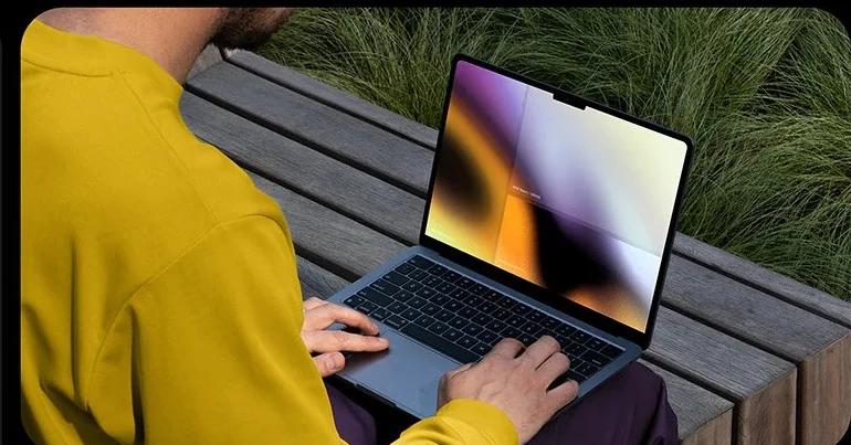 Pantalla con composición cromática cálida en un entorno exterior