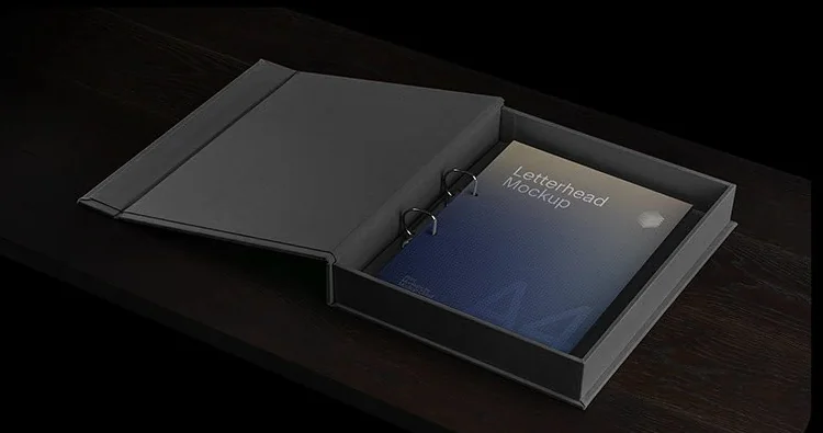 Mockup de carpeta abierta con publicación azul sobre madera oscura